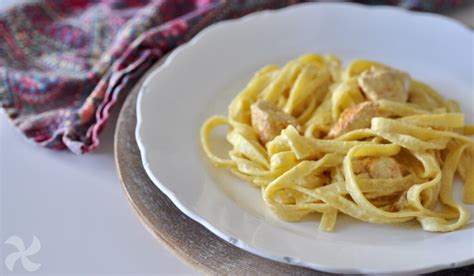 Pasta de lentejas con pollo y salsa de curry servida