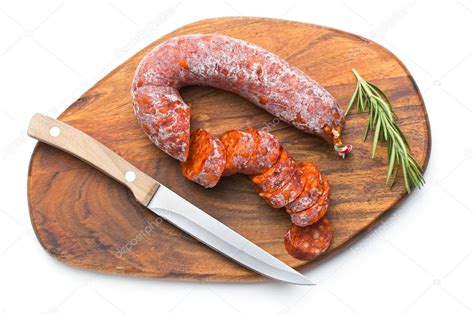 Chorizo español cortado en rodajas en una tabla de cortar
