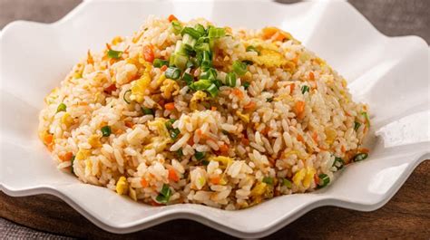 Arroz frito con verduras y huevo en un wok