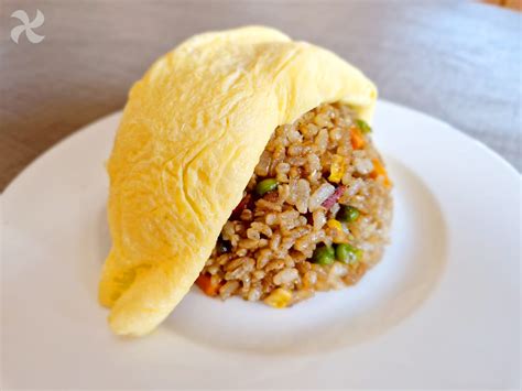 Huevos poché sirviendo sobre arroz frito