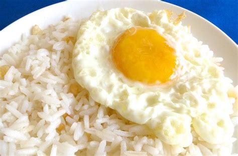 Plato de arroz frito con huevo y guarniciones