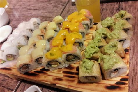 Muestra de la variedad de rolls ofrecidos por Estilo Sushi