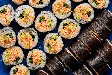 Detalle de un roll especial de Estilo Sushi, destacando ingredientes frescos