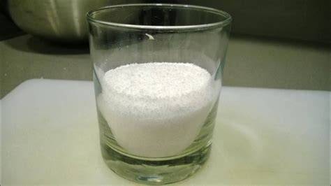 vaso de thermomix con agua, sal y mantequilla