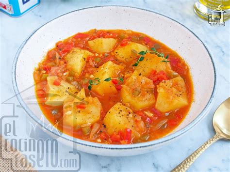 Plato servido de patatas con tomate