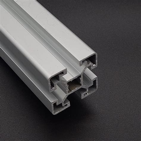 Detalle de perfiles de aluminio con ranuras y accesorios de unión