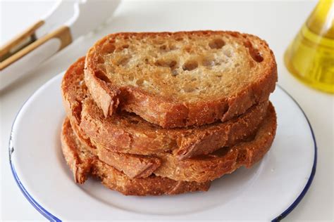 Rebanadas de pan frito en una sartén