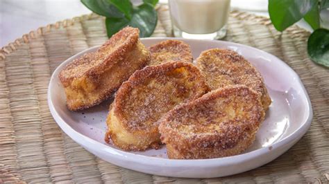 Torrijas recién hechas con azúcar y canela