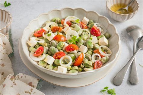 Ensalada de habas con jamón y cebollino