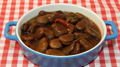 Habas cocidas en un plato con hierbas aromáticas