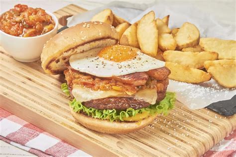 Hamburguesa criolla terminada con huevo frito