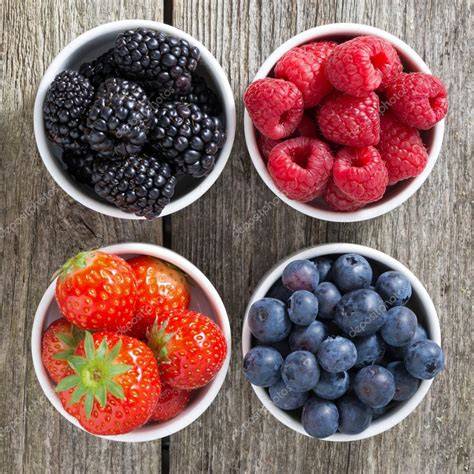 Variedad de frutos rojos: fresas, frambuesas, arándanos y moras