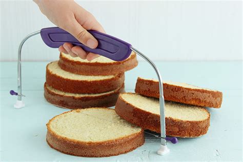 Nivelador de tartas cortando un bizcocho