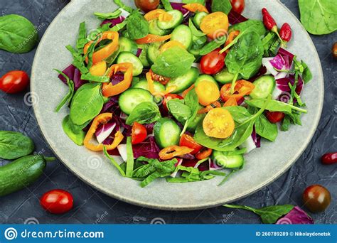 Plato de comida vegetariana colorida