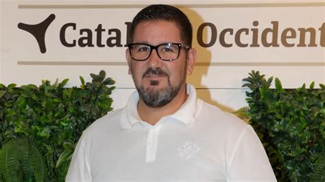 Sergio Fernández posando con un plato