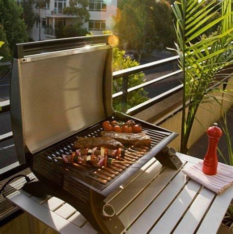 Barbacoa eléctrica en uso en un balcón