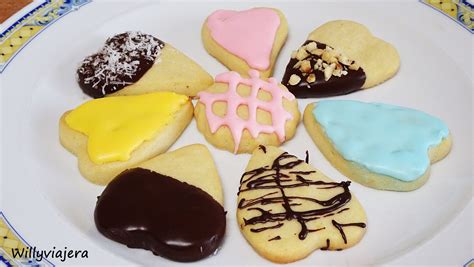 Pastas de té decoradas con chocolate y frutos secos