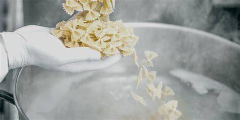 Chef utilizando un cuece pastas industrial