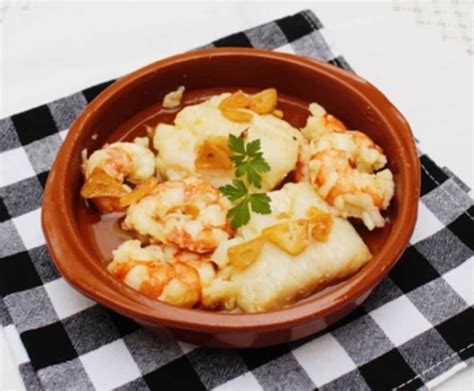 Bacalao al ajillo con pimentón en la cazuela