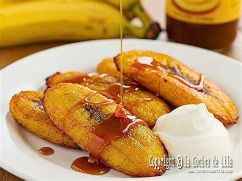 Plátanos fritos servidos con caramelo y nata montada