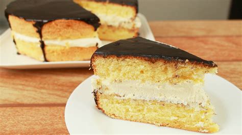 Bizcocho de pastel crema Boston cortado para mostrar las capas