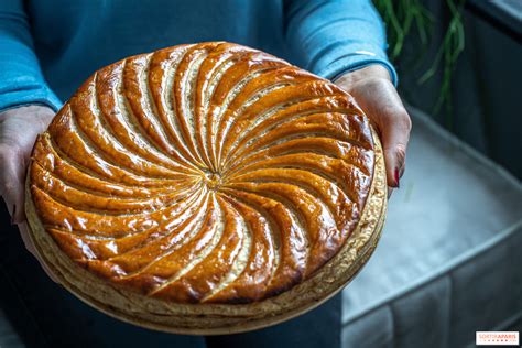 Primer plano de una porción de Galette des Rois mostrando el hojaldre y el relleno