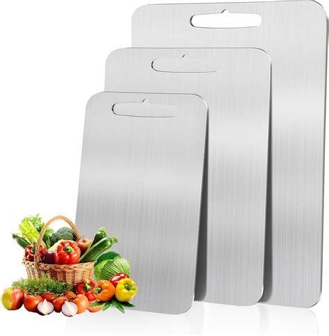Tabla de corte con asaduras y verduras