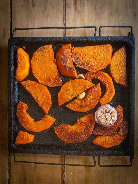 Bandeja de horno con trozos de calabaza y especias