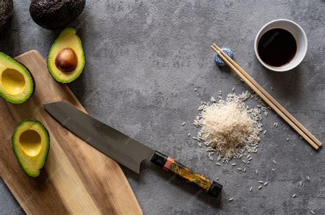 Aguacates frescos sobre una tabla de cortar