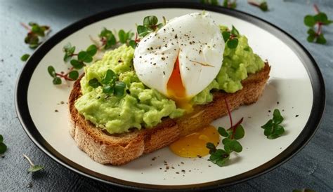 Tostada con aguacate y huevo poché