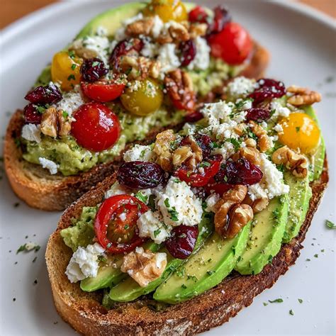 Tostada dulce de aguacate con frutas y nueces