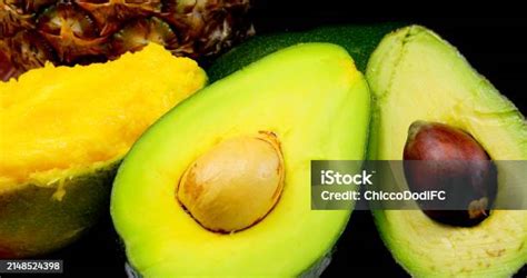 Aguacates maduros cortados por la mitad con el hueso