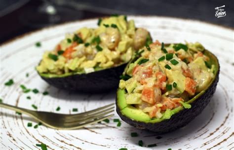 Aguacate relleno de gambas y atún con queso gratinado