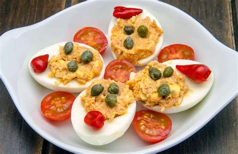 Huevos rellenos decorados