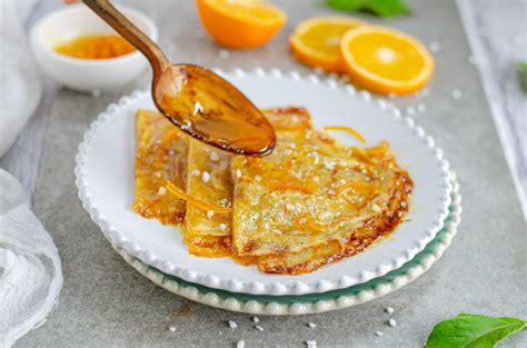 Crêpes Suzette flambeadas con salsa de naranja