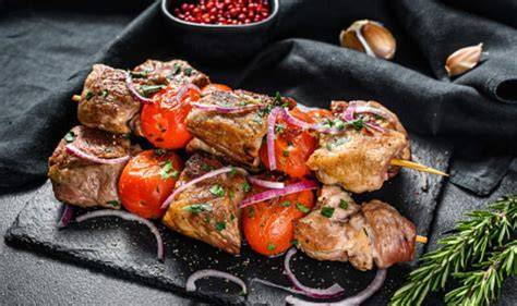 brochetas de cordero recién horneadas con vegetales