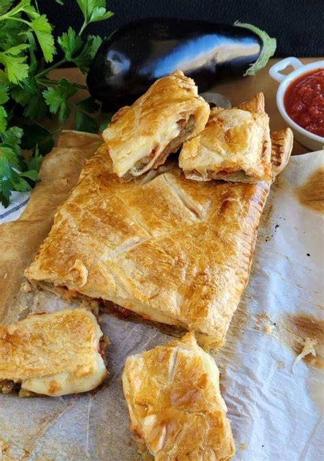 Empanada de berenjena y queso con hojaldre lista para hornear