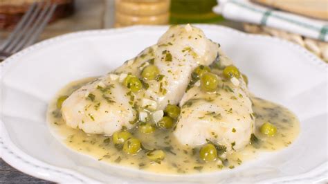Albóndigas de merluza en salsa verde con guisantes