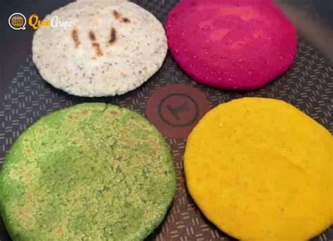Arepas de colores vibrantes (naranja, fucsia, verde)
