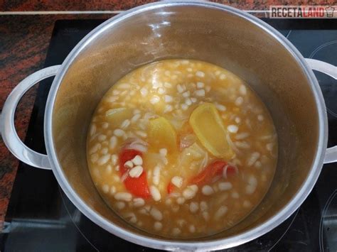 olla con alubias cociendo
