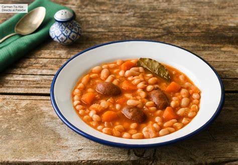 plato de alubias con perdiz servido