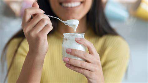 Persona comiendo un yogur