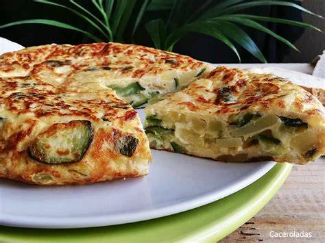Tortilla de patata con calabacín y cebolla servida