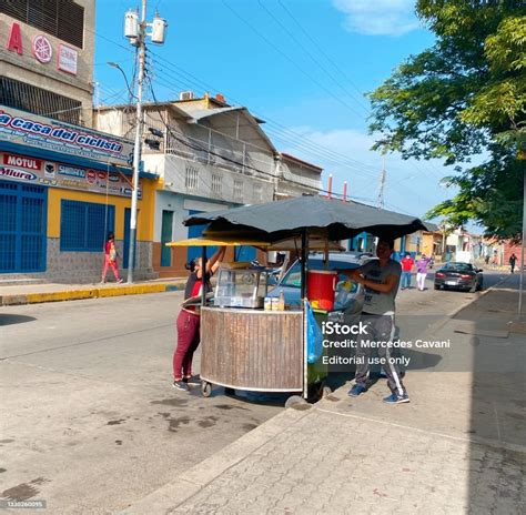 Empanadas arregladas en un puesto callejero