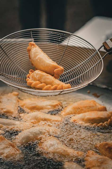 Empanadas friéndose en aceite