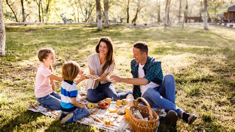Familia disfrutando empanadas en un picnic