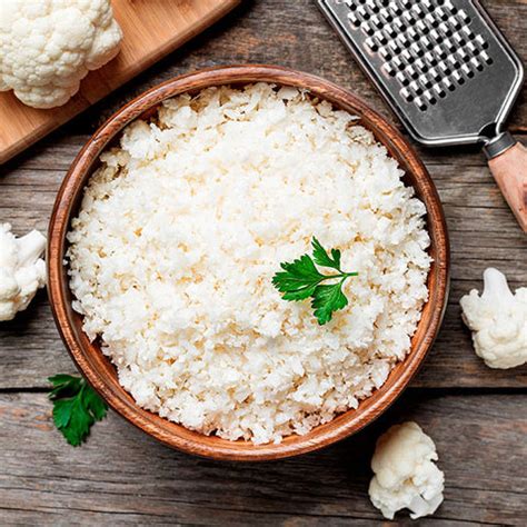 Ingredientes frescos para arroz cremoso de coliflor