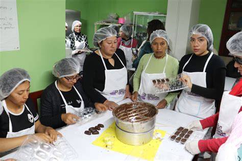 Taller de chocolatería profesional con diversas coberturas y herramientas de trabajo