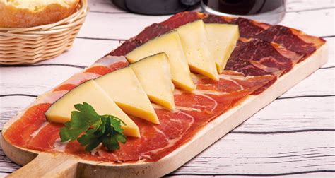 Tabla comparativa de jamón ibérico y queso