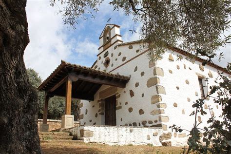 Interior de la Ermita de la Fuente Santa en Parrillas